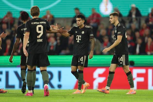 Luis Diaz (FC Bayern München) Torjubel,jubelt mit seiner Mannschaft nach dem Treffer zum 1:1 waehrend des DFB-Pokal Spiels 1.FC Köln v FC Bayern München, RheinEnergieStadion am 29. October 2025 in Köln, Deutschland. (Foto von Oliver Kaelke DeFodi Images) +++ Luis Diaz (FC Bayern München) celebrates after scoring his team s first goal with teammates during the DFB-Pokal match between 1.FC Köln v FC Bayern München at RheinEnergieStadion on October 29, 2025 in Cologne, Germany. (Photo by Oliver Kaelke DeFodi Images) (Photo by Oliver Kaelke DeFodi Images) Luis Diaz FC Bayern Munich celebrates after scoring his team s first goal with teammates during the DFB Pokal match between 1 FC Köln v FC Bayern München, RheinEnergieStadion on October 29, 2025 in Cologne, Germany, Germany Photo by Oliver Kaelke DeFodi Images Luis Diaz FC Bayern München celebrates after scoring his team s first goal with teammates during the DFB Pokal match between 1 FC Köln v FC Bayern München at RheinEnergieStadion on October 29, 2025 in Cologne, Germany Photo by Oliver Kaelke DeFodi Images Photo by Oliver Kaelke DeFodi Images
