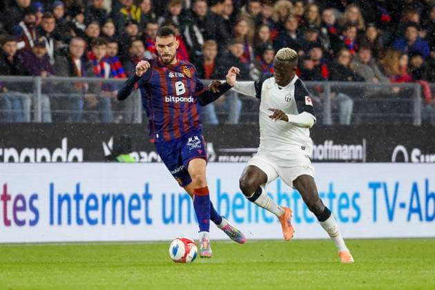 Adrian Leon Barisic FC Basel, 26 and Philippe Keny FC Zurich, 19 in a running duel , Switzerland, Soccer, Super League, Matchday 11, 2025 2026, FC Basel 1893 vs FC Zurich, 29 10 2025, Sankt Jakob Park, Basel, Switzerland Basel Sankt Jakob Park Canton Basel City Switzerland Copyright: xGrantxHubbsx