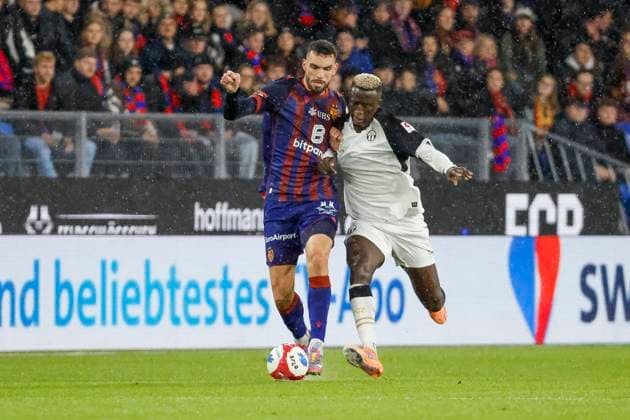 Adrian Leon Barisic FC Basel, 26 and Philippe Keny FC Zurich, 19 in a running duel , Switzerland, Soccer, Super League, Matchday 11, 2025 2026, FC Basel 1893 vs FC Zurich, 29 10 2025, Sankt Jakob Park, Basel, Switzerland Basel Sankt Jakob Park Canton Basel City Switzerland Copyright: xGrantxHubbsx