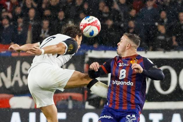 Lindrit Kamberi FC Zurich, 02 and Xherdan Shaqiri FC Basel, 10 in a header duel , Switzerland, Soccer, Super League, Matchday 11, 2025 2026, FC Basel 1893 vs FC Zurich, 29 10 2025, Sankt Jakob Park, Basel, Switzerland Basel Sankt Jakob Park Canton Basel City Switzerland Copyright: xGrantxHubbsx