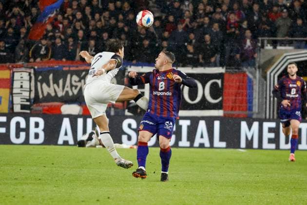 Lindrit Kamberi FC Zurich, 02 and Xherdan Shaqiri FC Basel, 10 in a header duel , Switzerland, Soccer, Super League, Matchday 11, 2025 2026, FC Basel 1893 vs FC Zurich, 29 10 2025, Sankt Jakob Park, Basel, Switzerland Basel Sankt Jakob Park Canton Basel City Switzerland Copyright: xGrantxHubbsx