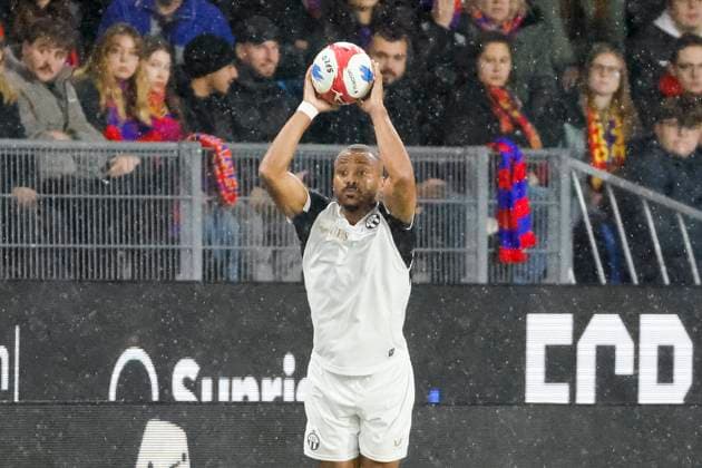 Matthias Phaeton FC Zurich, 17 at throw-in , Switzerland, Soccer, Super League, Matchday 11, 2025 2026, FC Basel 1893 vs FC Zurich, 29 10 2025, Sankt Jakob Park, Basel, Switzerland Basel Sankt Jakob Park Canton Basel City Switzerland Copyright: xGrantxHubbsx