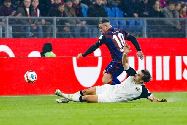 Xherdan Shaqiri FC Basel, 10 and Lindrit Kamberi FC Zurich, 02 in duel , Switzerland, Football, Super League, Matchday 11, 2025 2026, FC Basel 1893 vs FC Zurich, 29 10 2025, Sankt Jakob Park, Basel, Switzerland Basel Sankt Jakob Park Canton Basel City Switzerland Copyright: xGrantxHubbsx