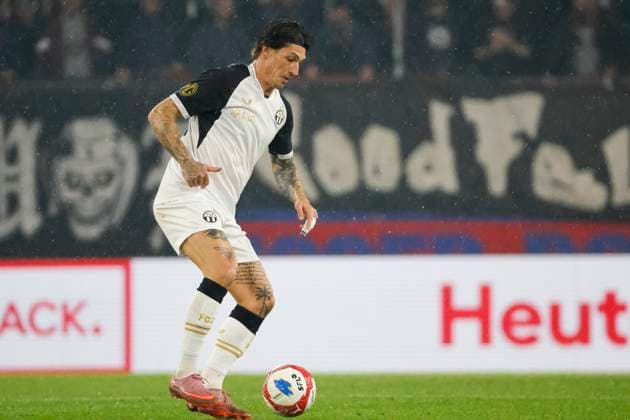 Steven Zuber FC Zurich, 10 on the ball , Switzerland, Football, Super League, Matchday 11, 2025 2026, FC Basel 1893 vs FC Zurich, 29 10 2025, Sankt Jakob Park, Basel, Switzerland Basel Sankt Jakob Park Canton Basel City Switzerland Copyright: xGrantxHubbsx
