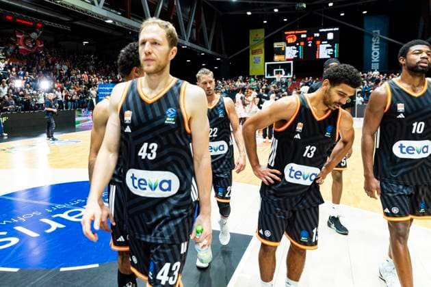 29 10 2025, xomx, Basketball BKT EuroCup 2025 2026, NINERS Chemnitz ratiopharm ulm v l The game is over The Niners from Chemnitz win the match with 89 78 Christian Sengfelder Ratiopharm Ulm Chemnitz
