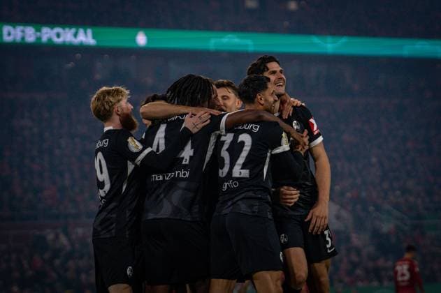 Germany Soccer DFB Cup 2025 26, 2nd round Fortuna Düsseldorf vs SC Freiburg Merkur Spiel Arena Düsseldorf Goal and goal celebration to 1 0 by Igor Matanovic SC Freiburg, 31 Joy, emotions, jubilation Copyright: xCELINAxLEIERSx
