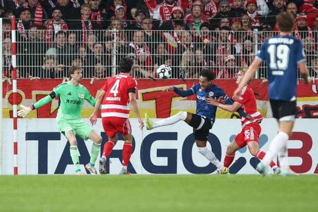 29 10 2025, xtgx, Fußball DFB Pokal 2 Runde Union Berlin Arminia Bielefeld emspor, v l Tor zum 1 1 durch Monju Momuluh Bielefeld, 14 DFL DFB REGULATIONS PROHIBIT ANY USE OF PHOTOGRAPHS as IMAGE SEQUENCES and or QUASI VIDEO Berlin