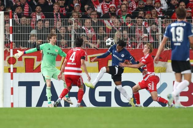 29 10 2025, xtgx, Fußball DFB Pokal 2 Runde Union Berlin Arminia Bielefeld emspor, v l Tor zum 1 1 durch Monju Momuluh Bielefeld, 14 DFL DFB REGULATIONS PROHIBIT ANY USE OF PHOTOGRAPHS as IMAGE SEQUENCES and or QUASI VIDEO Berlin