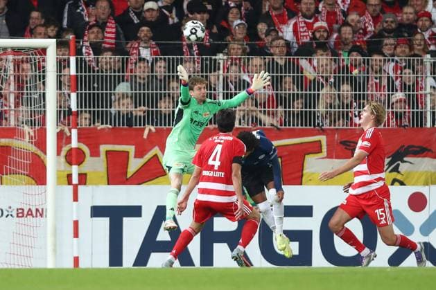 29 10 2025, xtgx, Fußball DFB Pokal 2 Runde Union Berlin Arminia Bielefeld emspor, v l Tor zum 1 1 durch Monju Momuluh Bielefeld, 14 DFL DFB REGULATIONS PROHIBIT ANY USE OF PHOTOGRAPHS as IMAGE SEQUENCES and or QUASI VIDEO Berlin