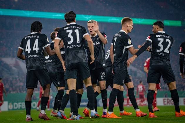 Germany Soccer DFB Cup 2025 26, 2nd round Fortuna Düsseldorf vs SC Freiburg Merkur Spiel Arena Düsseldorf Goal and goal celebration to 1 0 by Igor Matanovic SC Freiburg, 31 Joy, emotions, jubilation Copyright: xCELINAxLEIERSx
