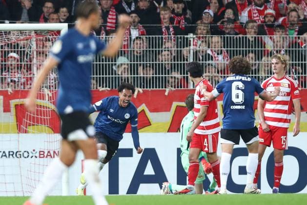 29 10 2025, xtgx, Fußball DFB Pokal 2 Runde Union Berlin Arminia Bielefeld emspor, v l Jubel nach dem 1 1 durch Monju Momuluh Bielefeld, 14 DFL DFB REGULATIONS PROHIBIT ANY USE OF PHOTOGRAPHS as IMAGE SEQUENCES and or QUASI VIDEO Berlin