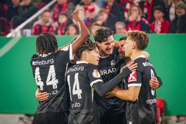 Germany Soccer DFB Cup 2025 26, 2nd round Fortuna Düsseldorf vs SC Freiburg Merkur Spiel Arena Düsseldorf Goal and goal celebration to 0 2 by Vincenzo Grifo SC Freiburg, 32 Joy, emotions, jubilation Düsseldorf North Rhine-Westphalia Germany Copyright: xJOERANxSTEINSIEKx
