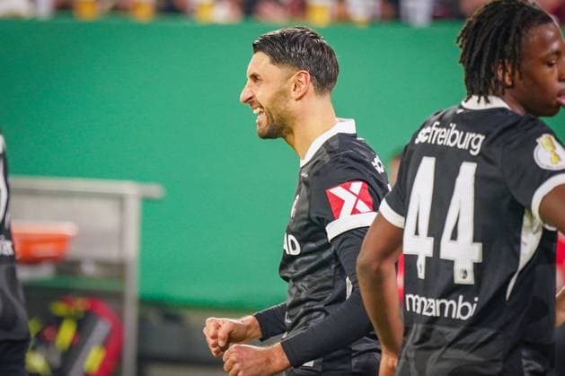 Germany Soccer DFB Cup 2025 26, 2nd round Fortuna Düsseldorf vs SC Freiburg Merkur Spiel Arena Düsseldorf Goal and goal celebration to 0 2 by Vincenzo Grifo SC Freiburg, 32 Joy, emotions, jubilation Düsseldorf North Rhine-Westphalia Germany Copyright: xJOERANxSTEINSIEKx