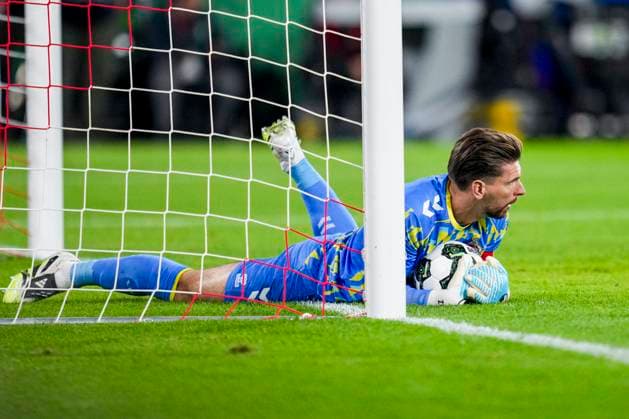 COLOGNE, GERMANY - OCTOBER 29: 1.FC Koln goalkeeper Ron-Robert Zieler makes a save during the DFB Cup match between 1. FC Koln and FC Bayern Munchen at RheinEnergieStadion on October 29, 2025 in Cologne, Germany. (Photo by Rene Nijhuis) SPO  Copyright: xRenexNijhuis