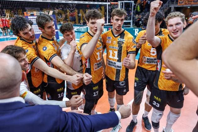 29 10 25, Berlin, Volleyball 1 Bundesliga, Men, Matchday 3, BR Volleys SV Warnemuende, Max Schmeling Halle The team is happy about the victory BR Volleys SV Warnemuende