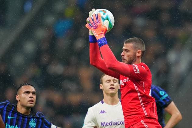 Inter MilanÕs Lautaro Martinez fight for the ball with FiorentinaÕs goalkeeper David de Gea during the Serie A soccer match between Inter and Fiorentina at the San Siro Stadium in Milan , north Italy - Wednesday , October 29 , 2025. - Soccer .  Copyright: xSpada LaPressex