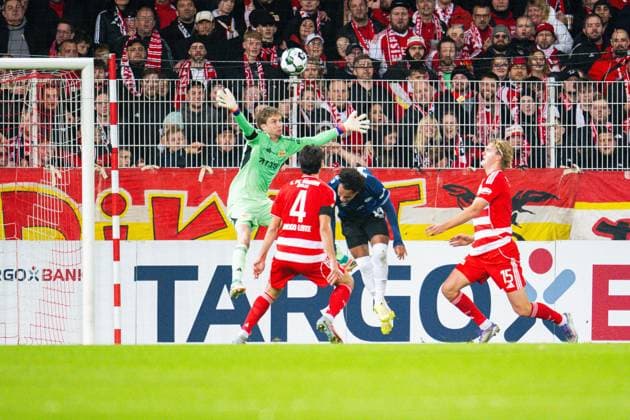 29 10 2025 Football, 2025 2026, 2 Main Round, 1 FC Union Berlin DSC Arminia Bielefeld M Monju Momuluh Bielefeld scores the goal to 1 1 in front of Frederik Rönnow Union Berlin DFB REGULATIONS PROHIBIT ANY USE OF PHOTOGRAPHS AS IMAGE SEQUENCES AND OR QUASI VIDEO