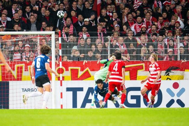 29 10 2025 Football, 2025 2026, 2 Main Round, 1 FC Union Berlin DSC Arminia Bielefeld M Monju Momuluh Bielefeld scores the goal to 1 1 in front of Frederik Rönnow Union Berlin DFB REGULATIONS PROHIBIT ANY USE OF PHOTOGRAPHS AS IMAGE SEQUENCES AND OR QUASI VIDEO