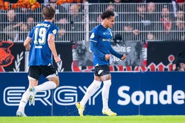 29 10 2025 Football, 2025 2026, 2 Main Round, 1 FC Union Berlin DSC Arminia Bielefeld R Monju Momuluh Bielefeld cheers after his goal to 1 1 with L Maximilian Großer Bielefeld DFB REGULATIONS PROHIBIT ANY USE OF PHOTOGRAPHS AS IMAGE SEQUENCES AND OR QUASI VIDEO