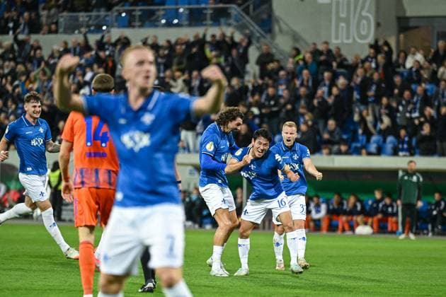 29 10 2025, Football, DFB Cup, 2nd round, Season 2025 2026, FC Schalke 04 SV Darmstadt 98, Hiroki Akiyama SV Darmstadt celebrates the 1-0 goal with the team, xRHR PHOTO YYx Copyright: KROEGER RHR-FOTOx RHR-FOTO YY