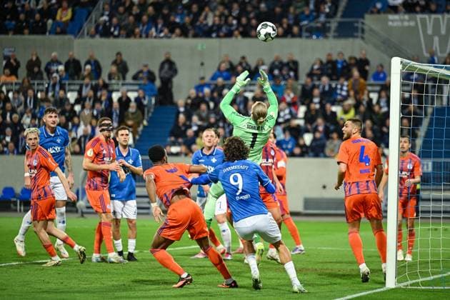 29 10 2025, Football, DFB Pokal, 2 Round, Season 2025 2026, FC Schalke 04 SV Darmstadt 98, Goalkeeper Loris Karius FC Schalke 04 releases the ball before the 2 0 of Darmstadt, xRHR PHOTO YYx Copyright: KROEGER RHR-FOTOx RHR-FOTO YY