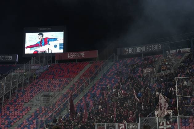 Observe a minute of silence in honor of Gino Pivatelli during the Serie A soccer match between Bologna and Torino at the Renato DallÕAra Stadium in Bologna, north Italy - Wednesday, October 29, 2025 -  Copyright: xMassimoxPaolone LaPressex