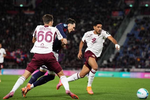 Bologna s Nadir Zortea fights for the ball with Torino s Gvidas Gineitis during the Serie A soccer match between Bologna and Torino at the Renato DallÕAra Stadium in Bologna, north Italy - Wednesday, October 29, 2025 -  Copyright: xMassimoxPaolone LaPressex