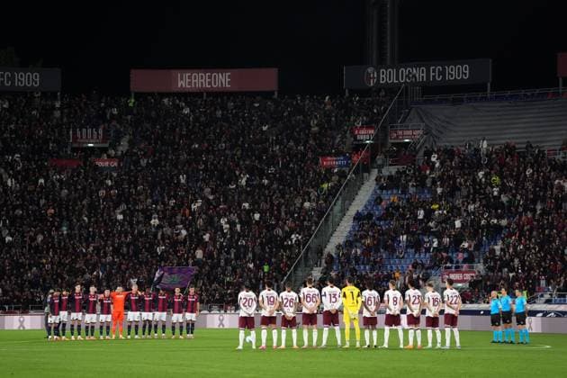 Observe a minute of silence in honor of Gino Pivatelli during the Serie A soccer match between Bologna and Torino at the Renato DallÕAra Stadium in Bologna, north Italy - Wednesday, October 29, 2025 -  Copyright: xMassimoxPaolone LaPressex
