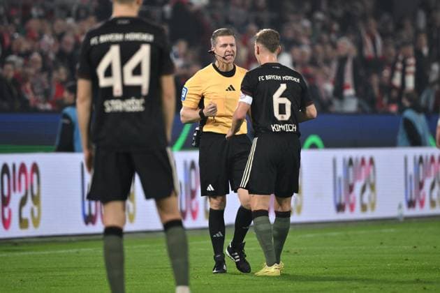 Joshua Kimmich (Bayern Muenchen) reklamiert bei Schiedsrichter Tobias Welz 29.10.2025, Fussball DFB Pokal, Saison 2025 2026, 2. Runde, 1. FC Köln - FC Bayern München DFB regulations prohibit any use of photographs as image sequences and or quasi-video Koeln Rhein Energie Stadion Nordrhein Westfalen Deutschland *** Joshua Kimmich Bayern Muenchen complains to referee Tobias Welz 29 10 2025, Football DFB Pokal, Season 2025 2026, 2 Round, 1 FC Köln FC Bayern München DFB regulations prohibit any use of photographs as image sequences and or quasi video Koeln Rhein Energie Stadion Nordrhein Westfalen Germany Team2