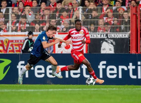 Soccer, Men, Season 2025 2026, DFB Pokal 2 Round , 1 FC Union Berlin DSC Arminia Bielefeld, f l Maximilian Großer Bielefeld , Ilyas Ansah 1 FC Union Berlin , 29 10 2025, Copyright: xSebastianxRäppold MatthiasxKochx