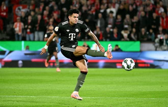 Football, DFB Cup, Germany, Men, Season 2025 2026, 2nd round, Rhein Energie Stadion Köln, 1 FC Köln FC Bayern München Luis Diaz FCB action, single image
