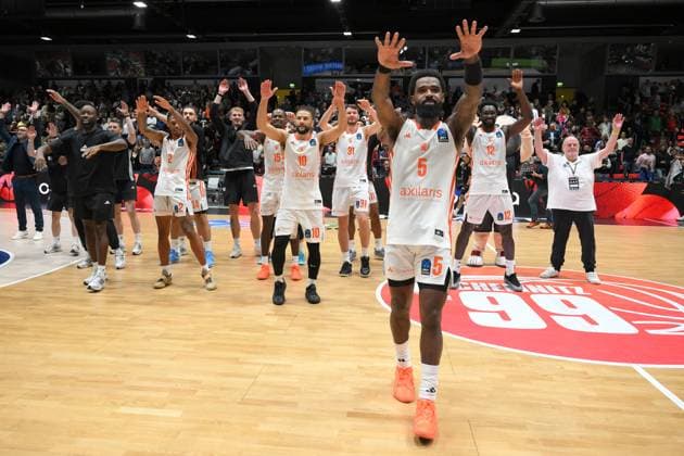 NINERS Chemnitz team celebrates victory, Corey Davis Jr NINERS Chemnitz in front GER, NINERS Chemnitz vs ratiopharm ulm, Basketball, BKT EuroCup, Matchday 5, Season 2025 2026, 29 10 2025 GER, NINERS Chemnitz vs ratiopharm ulm, Basketball, BKT EuroCup, Matchday 5, Season 2025 2026, 29 10 2025 Chemnitz Copyright: xEibner-Pressefoto BertxHarzerx EP_BHR