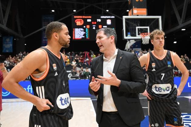 Ty Harrelson Trainer, Head Coach, ratiopharm ulm center, Christopher Ledlum ratiopharm ulm right and Tobias Jensen ratiopharm ulm left , after the defeat GER, NINERS Chemnitz vs ratiopharm ulm, Basketball, BKT EuroCup, Matchday 5, Season 2025 2026, 29 10 2025 GER, NINERS Chemnitz vs ratiopharm ulm, Basketball, BKT EuroCup, Matchday 5, Season 2025 2026, 29 10 2025 Chemnitz Copyright: xEibner-Pressefoto BertxHarzerx EP_BHR