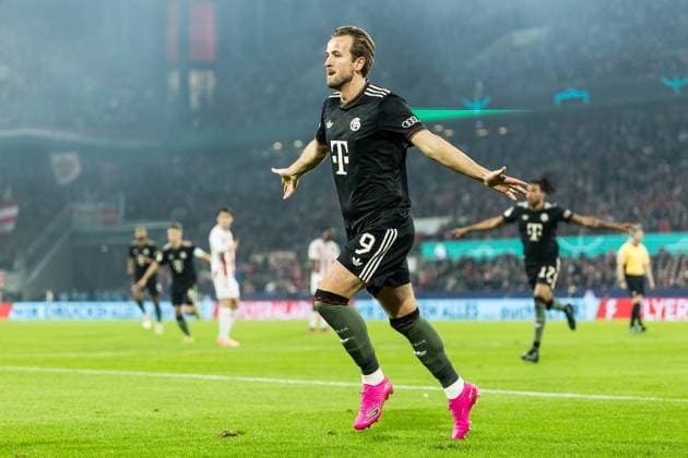 COLOGNE, GERMANY - OCTOBER 29: Harry Kane (FC Bayern Muenchen, 9) celebrates scoring the 1:2 goal during the DFB Pokal match between 1. FC Koeln vs. FC Bayern Muenchen at RheinEnergiestadion on matchday 2 of DFB Pokal on October 28, 2025 in Cologne, Germany. DFB REGULATIONS PROHIBIT ANY USE OF PHOTOGRAPHS AS IMAGE SEQUENCES AND OR QUASI-VIDEO. North Rhine Westphalia Germany Copyright: xBEAUTIFULxSPORTS Wunderlx