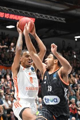 Kevin Yebo NINERS Chemnitz left and Mark Smith ratiopharm ulm right GER, NINERS Chemnitz vs ratiopharm ulm, Basketball, BKT EuroCup, Matchday 5, Season 2025 2026, 29 10 2025 GER, NINERS Chemnitz vs ratiopharm ulm, Basketball, BKT EuroCup, Matchday 5, Season 2025 2026, 29 10 2025 Chemnitz Copyright: xEibner-Pressefoto BertxHarzerx EP_BHR