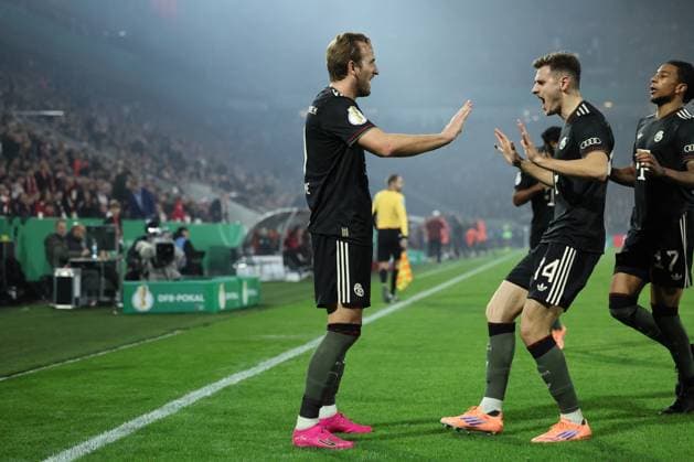 GER, DFB Pokal, 2 Runde, 1 FC Koeln vs FC Bayern Muenchen 29 10 2025, Rheinenergiestadion, , Koeln, GER, DFB Pokal, 2 Runde, 1 FC Koeln vs FC Bayern Muenchen, im Bild 2 1 für Bayern durch Harry Kane Bayern Muenchen 9 , Torjubel Jubellauf, Luis Diaz Bayern Muenchen 14 , Serge Gnabry Bayern Muenchen 7 , nordphotoxGmbHx xMeuter nph00351