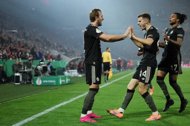 GER, DFB Pokal, 2 Runde, 1 FC Koeln vs FC Bayern Muenchen 29 10 2025, Rheinenergiestadion, , Koeln, GER, DFB Pokal, 2 Runde, 1 FC Koeln vs FC Bayern Muenchen, im Bild 2 1 für Bayern durch Harry Kane Bayern Muenchen 9 , Torjubel Jubellauf, Luis Diaz Bayern Muenchen 14 , Serge Gnabry Bayern Muenchen 7 , nordphotoxGmbHx xMeuter nph00351