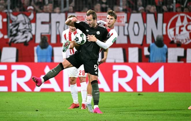 Football, DFB Cup, Germany, Men, Season 2025 2026, 2nd round, Rhein Energie Stadion Köln, 1 FC Köln FC Bayern München Harry Kane FCB , Joel Schmied KOE Action