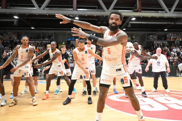 NINERS Chemnitz team celebrates victory, Corey Davis Jr NINERS Chemnitz in front GER, NINERS Chemnitz vs ratiopharm ulm, Basketball, BKT EuroCup, Matchday 5, Season 2025 2026, 29 10 2025 GER, NINERS Chemnitz vs ratiopharm ulm, Basketball, BKT EuroCup, Matchday 5, Season 2025 2026, 29 10 2025 Chemnitz Copyright: xEibner-Pressefoto BertxHarzerx EP_BHR