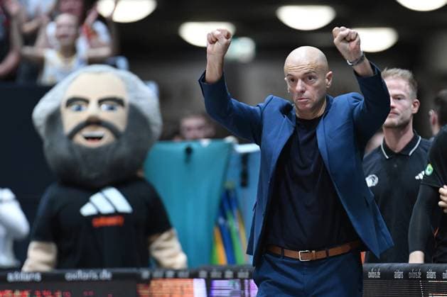 Rodrigo Pastore Coach, Head Coach, NINERS Chemnitz cheers, Karli, the Niners mascot, li GER, NINERS Chemnitz vs ratiopharm ulm, Basketball, BKT EuroCup, Matchday 5, Season 2025 2026, 29 10 2025 GER, NINERS Chemnitz vs ratiopharm ulm, Basketball, BKT EuroCup, Matchday 5, Season 2025 2026, 29 10 2025 Chemnitz Copyright: xEibner-Pressefoto BertxHarzerx EP_BHR