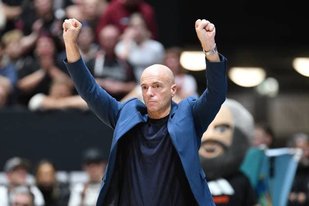 Rodrigo Pastore Coach, Head Coach, NINERS Chemnitz cheers, Karli, the Niners mascot, back GER, NINERS Chemnitz vs ratiopharm ulm, Basketball, BKT EuroCup, Matchday 5, Season 2025 2026, 29 10 2025 GER, NINERS Chemnitz vs ratiopharm ulm, Basketball, BKT EuroCup, Matchday 5, Season 2025 2026, 29 10 2025 Chemnitz Copyright: xEibner-Pressefoto BertxHarzerx EP_BHR