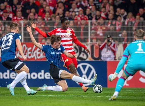 Soccer, Men, Season 2025 2026, DFB Pokal 2 Round , 1 FC Union Berlin DSC Arminia Bielefeld, f l Leon Schneider Bielefeld , Maximilian Großer Bielefeld , Ilyas Ansah 1 FC Union Berlin , Goalkeeper Jonas Kersken Bielefeld , 29 10 2025, Copyright: xSebastianxRäppold MatthiasxKochx