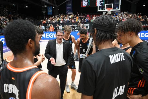 ratiopharm Ulm team after the defeat, Ty Harrelson Coach, Head Coach, ratiopharm ulm Mitte GER, NINERS Chemnitz vs ratiopharm ulm, Basketball, BKT EuroCup, Matchday 5, Season 2025 2026, 29 10 2025 GER, NINERS Chemnitz vs ratiopharm ulm, Basketball, BKT EuroCup, Matchday 5, Season 2025 2026, 29 10 2025 Chemnitz Copyright: xEibner-Pressefoto BertxHarzerx EP_BHR