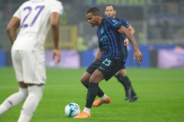 Manuel Akanji of FC Internazionale carries the ball during the soccer match between FC Internazionale and ACF Fiorentina, MD9 of Serie A Enilive Italian soccer championship 2025 2026 at Giuseppe Meazza Stadium on October 29, 2025, Milan, Italy.  Copyright: xRobertoxTommasini IPAxSportx xipa-agency.netx xx IPA_67242159 IPA_Agency_IPA67242159