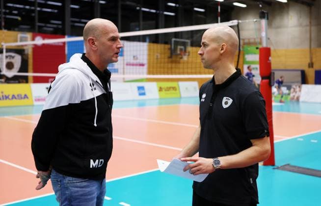 BAU 29 10 2025 Ludwigsburg Volleyball Barock Volleys MTV Ludwigsburg vs ASV Dachau, from left sports director and co-coach Michael Dornheim, coach Hasse Mattila LB