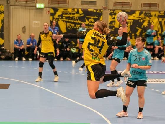 Guro Berland Husebo Borussia Dortmund, 24 with jump shot on goal In the background Natsuki Aizawa Thueringer HC, 23 Borussia Dortmund vs Thueringer HC, Handball, 1 Bundesliga Women, Matchday 7, Season 2025 2026, 29 10 2025 Borussia Dortmund vs Thueringer HC, Handball, 1 Bundesliga Women, Matchday 7, Season 2025 2026, 29 10 2025 Dortmund Copyright: xEibner-Pressefoto DamianxKruczynx EP_DKI