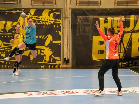 Anna Szabo Thueringer HC, 26 vs Melinda Szikora Borussia Dortmund, 07 on jump shot Borussia Dortmund vs Thueringer HC, Handball, 1 Bundesliga Women, Matchday 7, Season 2025 2026, 29 10 2025 Borussia Dortmund vs Thueringer HC, Handball, 1 Bundesliga Women, Matchday 7, Season 2025 2026, 29 10 2025 Dortmund Copyright: xEibner-Pressefoto DamianxKruczynx EP_DKI