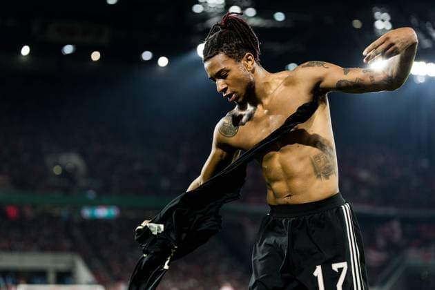 COLOGNE, GERMANY - OCTOBER 29: Michael Olise (FC Bayern Muenchen, 17) stripping off his jersey and undershirt in the middle of the game during the DFB Pokal match between 1. FC Koeln vs. FC Bayern Muenchen at RheinEnergiestadion on matchday 2 of DFB Pokal on October 28, 2025 in Cologne, Germany. DFB REGULATIONS PROHIBIT ANY USE OF PHOTOGRAPHS AS IMAGE SEQUENCES AND OR QUASI-VIDEO. North Rhine Westphalia Germany Copyright: xBEAUTIFULxSPORTS Wunderlx