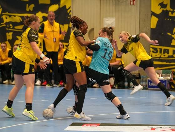 Luca Farago Thueringer HC, 19 in duel against Deborah Lassource Borussia Dortmund, 22 Borussia Dortmund vs Thueringer HC, Handball, 1 Bundesliga Women, Matchday 7, Season 2025 2026, 29 10 2025 Borussia Dortmund vs Thueringer HC, Handball, 1 Bundesliga Women, Matchday 7, Season 2025 2026, 29 10 2025 Dortmund Copyright: xEibner-Pressefoto DamianxKruczynx EP_DKI