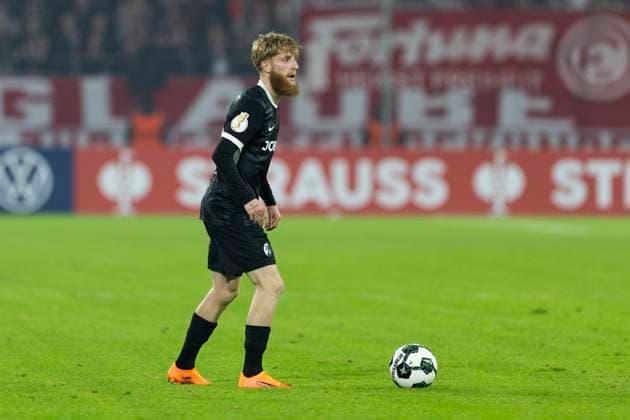 DUESSELDORF, GERMANY - OCTOBER 29: Niklas Beste (SC Freiburg, 19) during the DFB Pokal match between Fortuna Duesseldorf and SC Freiburg in the second round of DFB Pokal at Merkur-Spiel-Arena on October 29, 2025 in Duesseldorf, Germany. DFL regulations prohibit any use of photographs as image sequences and or quasi-video NRW Deutschland Copyright: xBEAUTIFULxSPORTS Meuselx